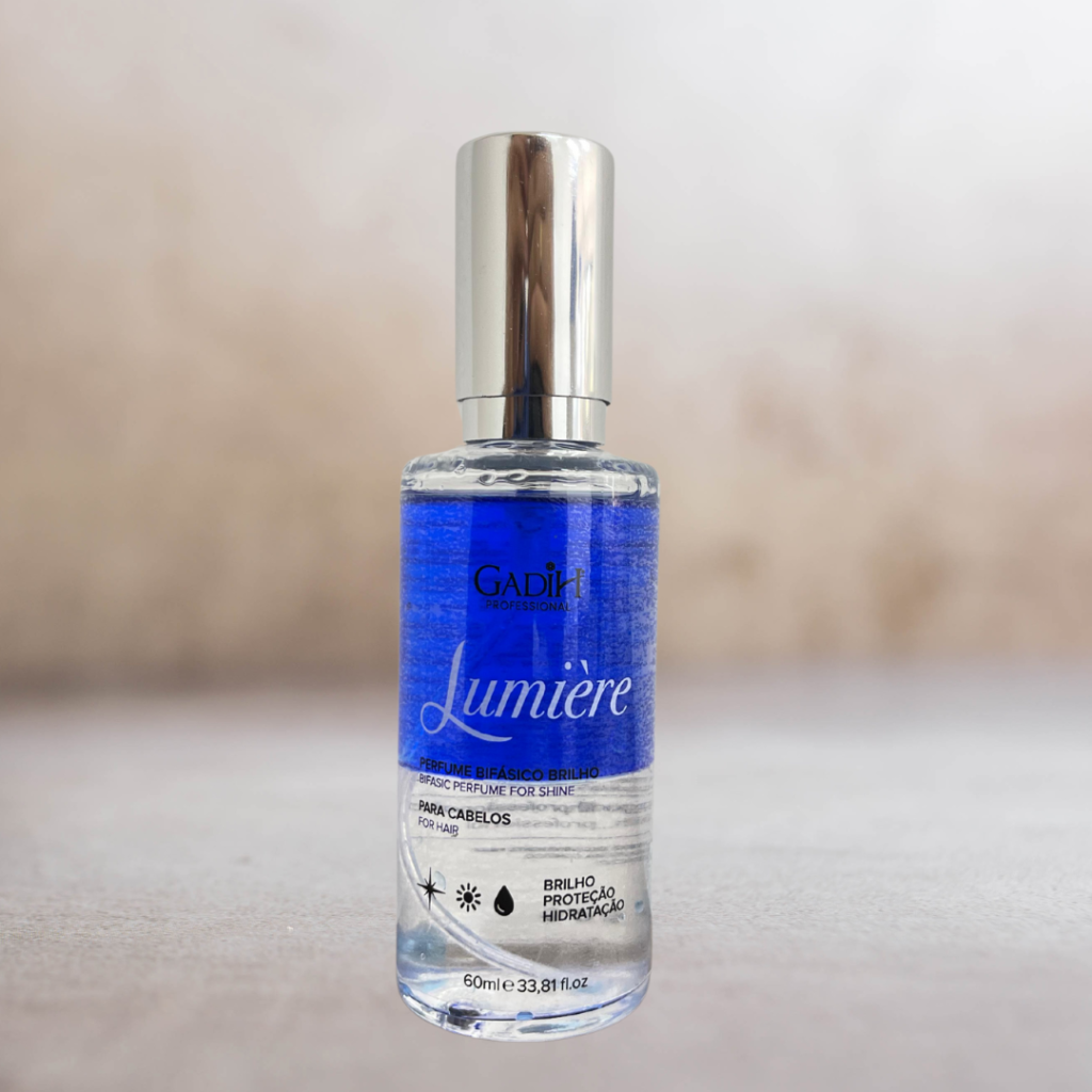 Transformez vos cheveux avec Lumière Shine, le parfum capillaire bifasique conçu pour une hydratation et une nutrition optimales. Cette formule unique, enrichie en huiles essentielles, apporte humidité et parfum luxueux à vos cheveux. Après le coiffage, quelques vaporisations de Lumière Shine revitaliseront vos mèches, les rendant délicieusement parfumées et irrésistiblement douces.