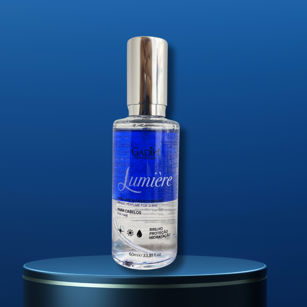 Con Lumière Shine, el lujo se combina con la efectividad en el cuidado del cabello. Este perfume capilar bifásico ofrece una hidratación intensa y una nutrición profunda, gracias a su fórmula enriquecida con aceites esenciales. Aplica 3 sprays después del peinado y disfruta de un cabello suave, brillante y deliciosamente perfumado durante todo el día.